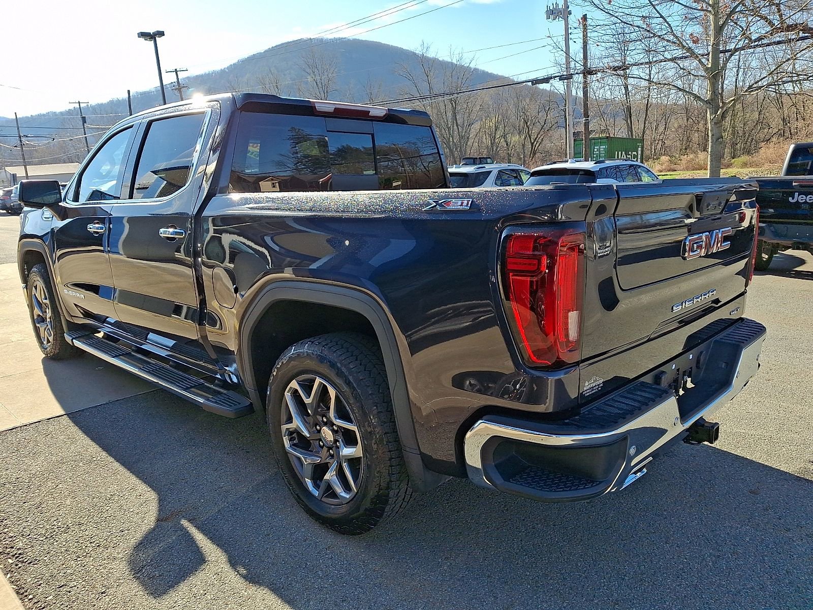 Used 2022 GMC Sierra 1500 SLT w/ SLT Premium Plus Package AWD/4WD image 4