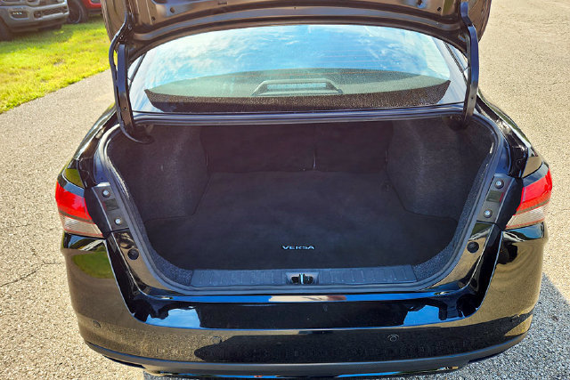 Used 2025 Nissan Versa SV FWD image 25