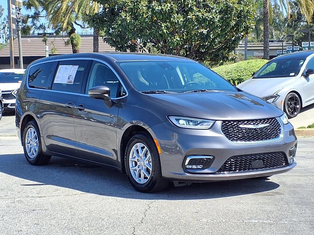 Used 2023 Chrysler Pacifica Touring-L image 7