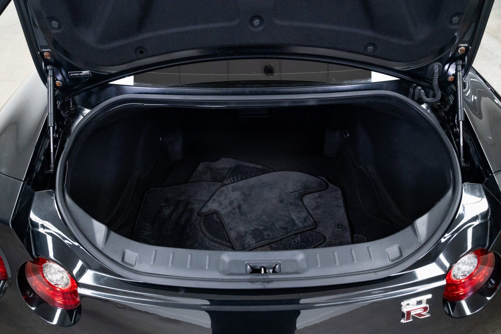 Used 2017 Nissan GT-R Premium w/ Premium Interior Package image 8