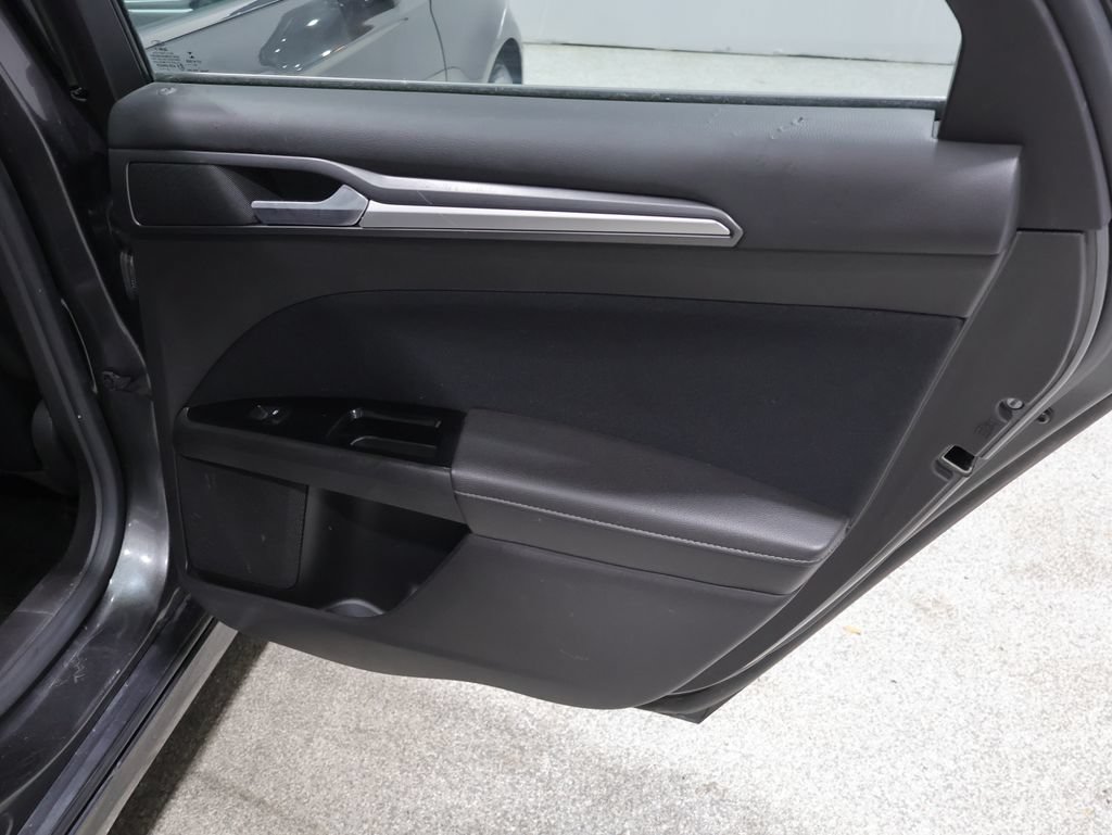 Used 2016 Ford Fusion SE FWD image 21