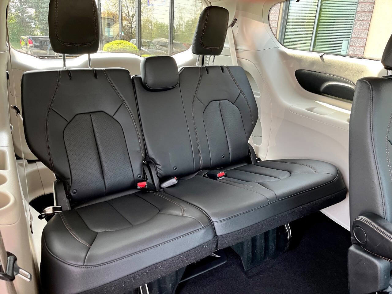 Used 2020 Chrysler Pacifica Touring-L image 14