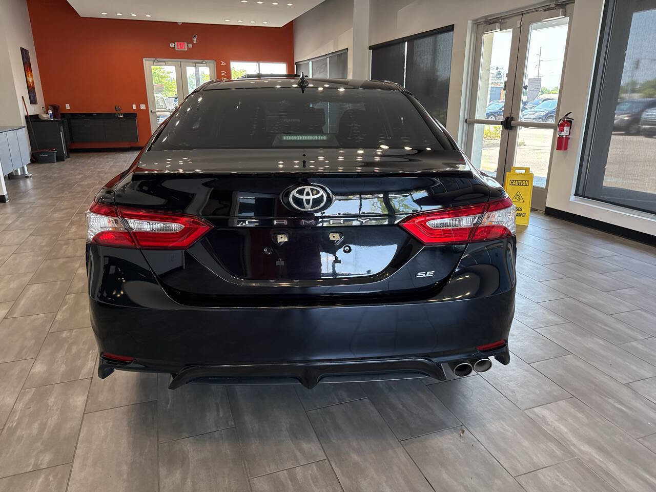 Used 2020 Toyota Camry SE w/ Phone Cable & Charge Package image 5