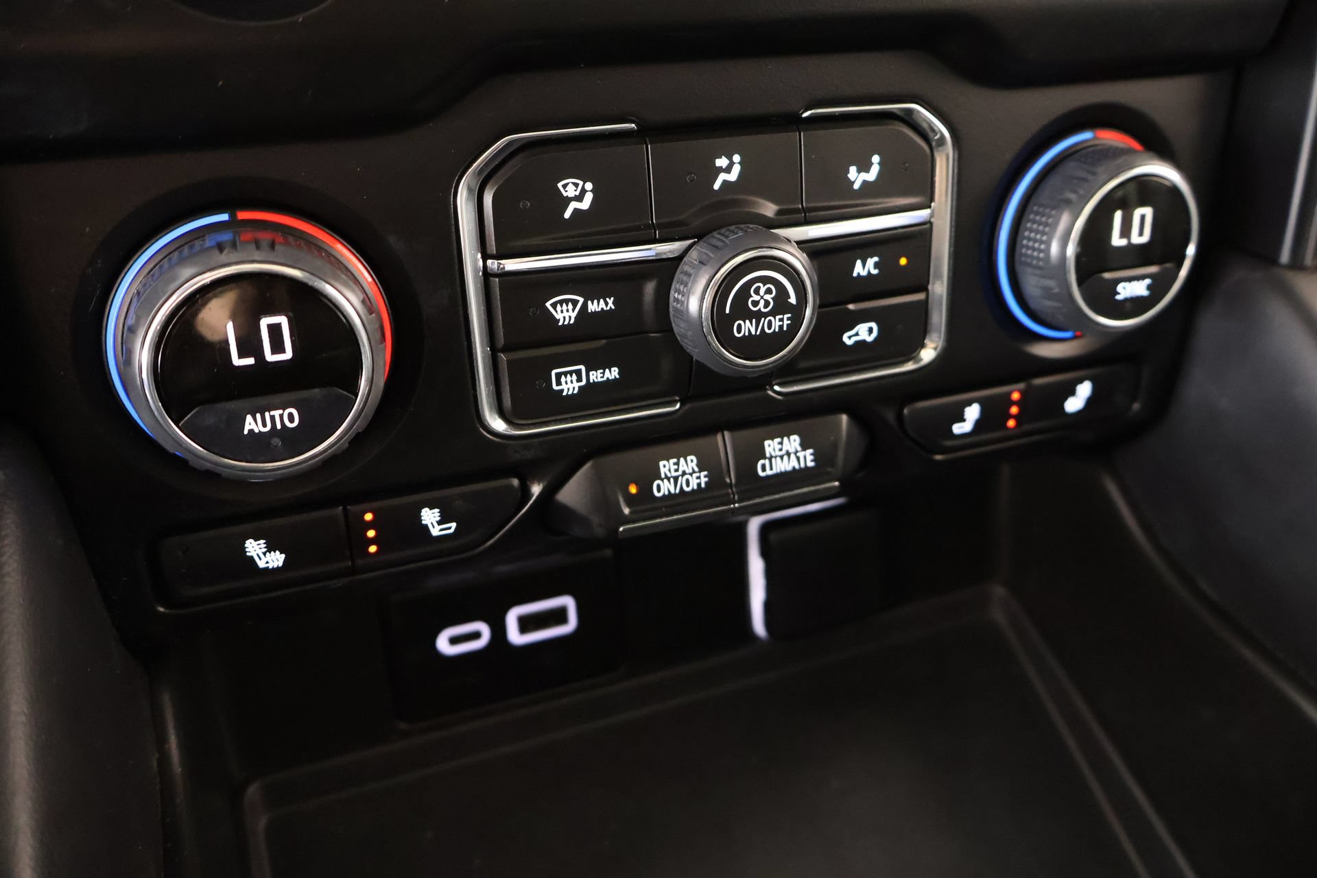 Used 2024 Chevrolet Tahoe RST w/ Luxury Package AWD/4WD image 8