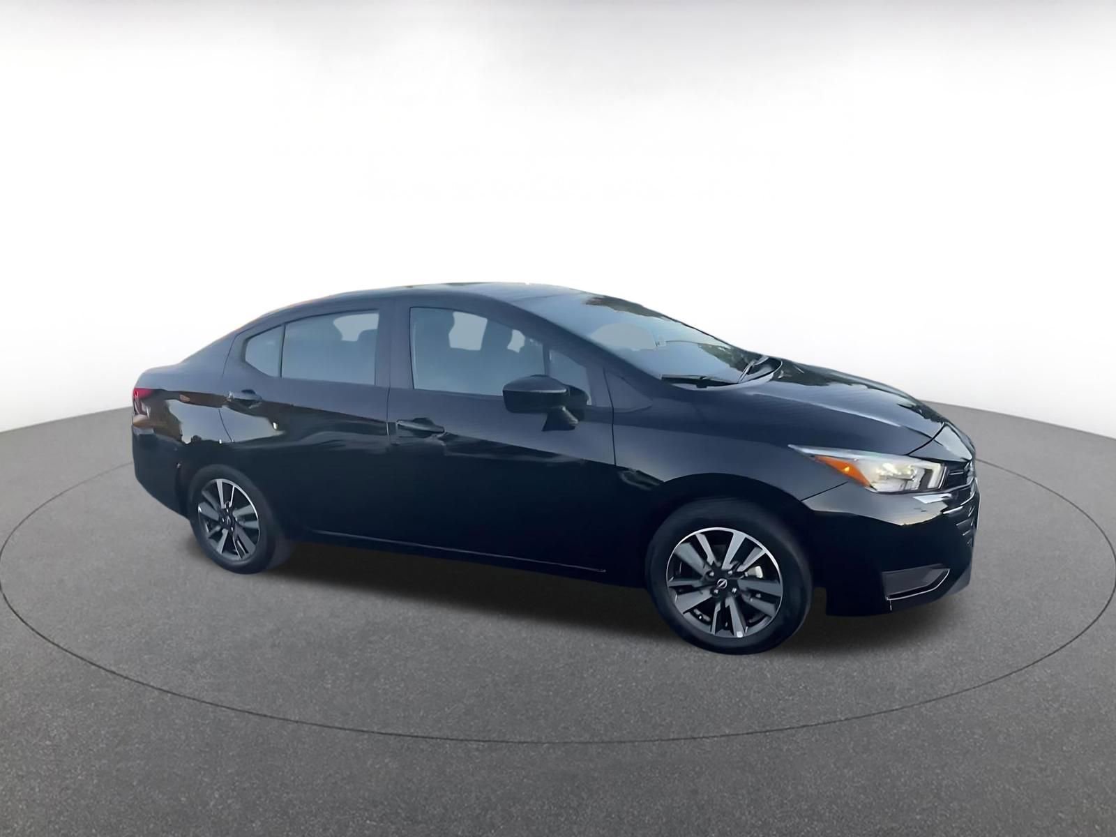 Used 2025 Nissan Versa SV image 2