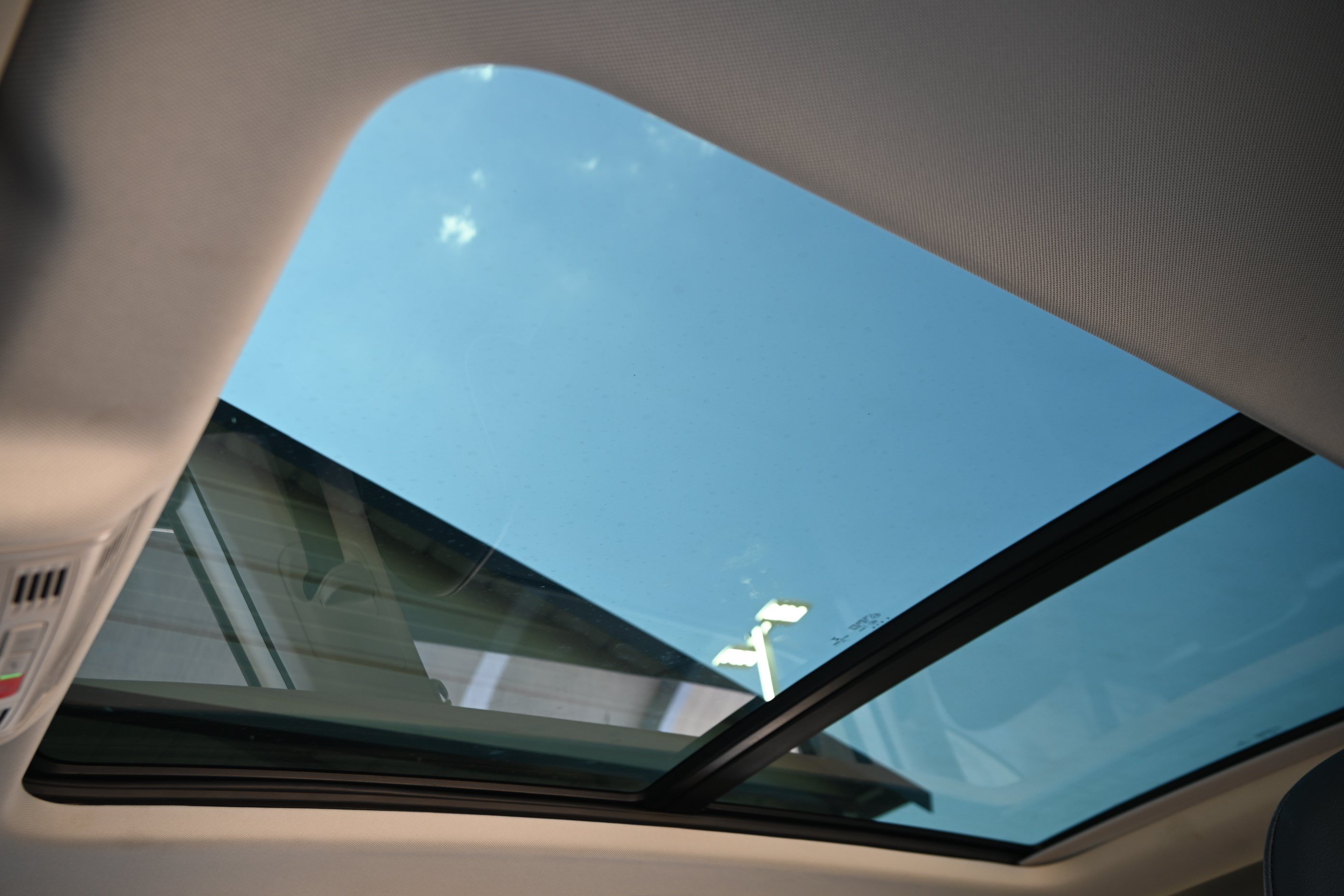 Used 2023 Volkswagen Tiguan SE w/ Panoramic Sunroof Package FWD image 27