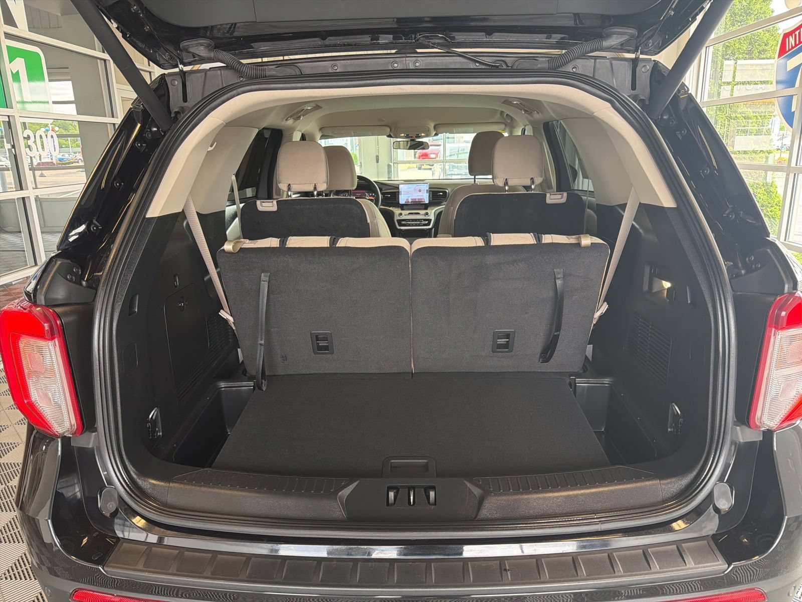 Used 2023 Ford Explorer XLT AWD/4WD image 11
