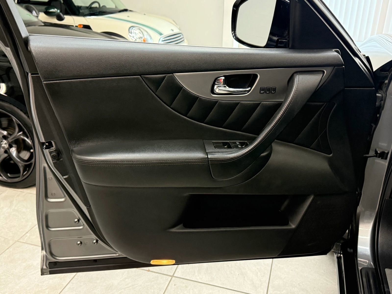 Used 2014 INFINITI QX70 3.7 w/ Premium Package image 16