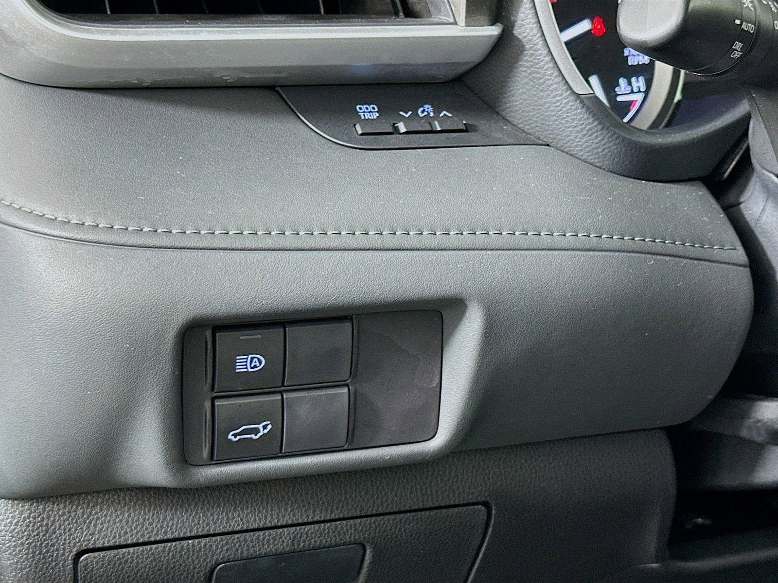 Used 2022 Toyota Highlander XLE AWD/4WD image 11