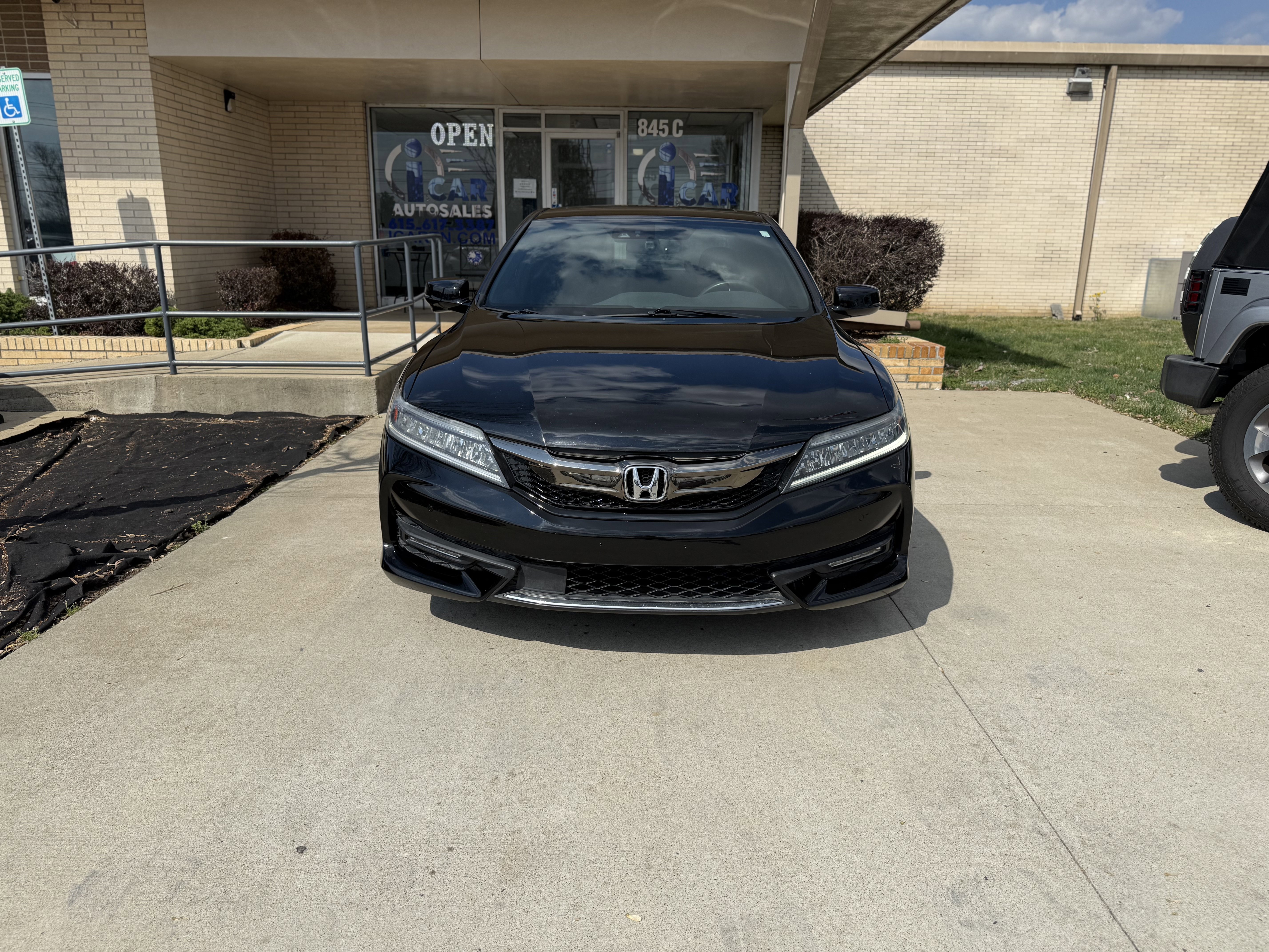 Used 2016 Honda Accord Touring image 2