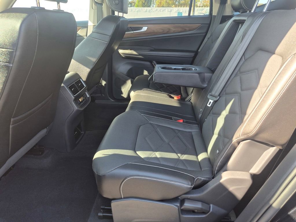 Used 2025 Volkswagen Atlas SE FWD image 23