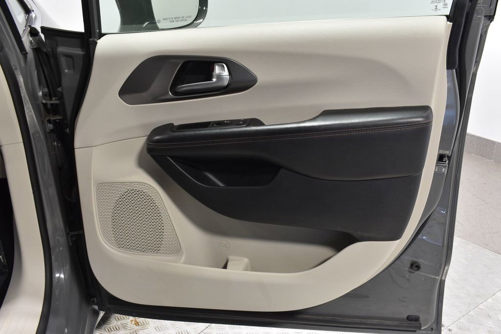 Used 2020 Chrysler Pacifica Touring-L Plus image 32