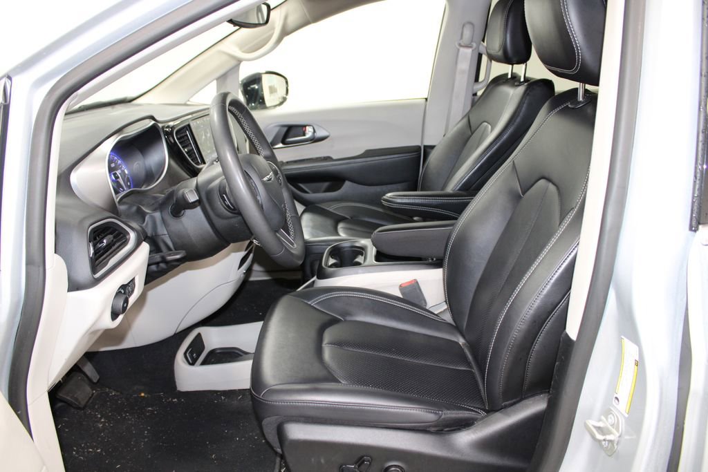 Used 2024 Chrysler Pacifica Touring-L image 16