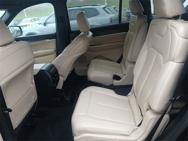 Used 2024 Jeep Grand Cherokee L Limited w/ Black Appearance Package image 23