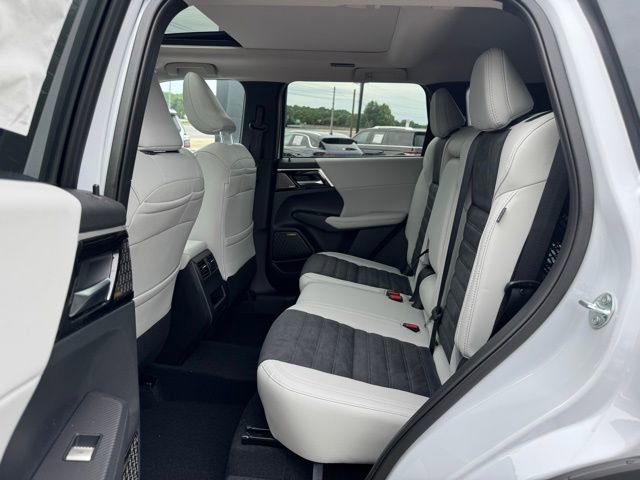 New 2025 Mitsubishi Outlander SE image 12