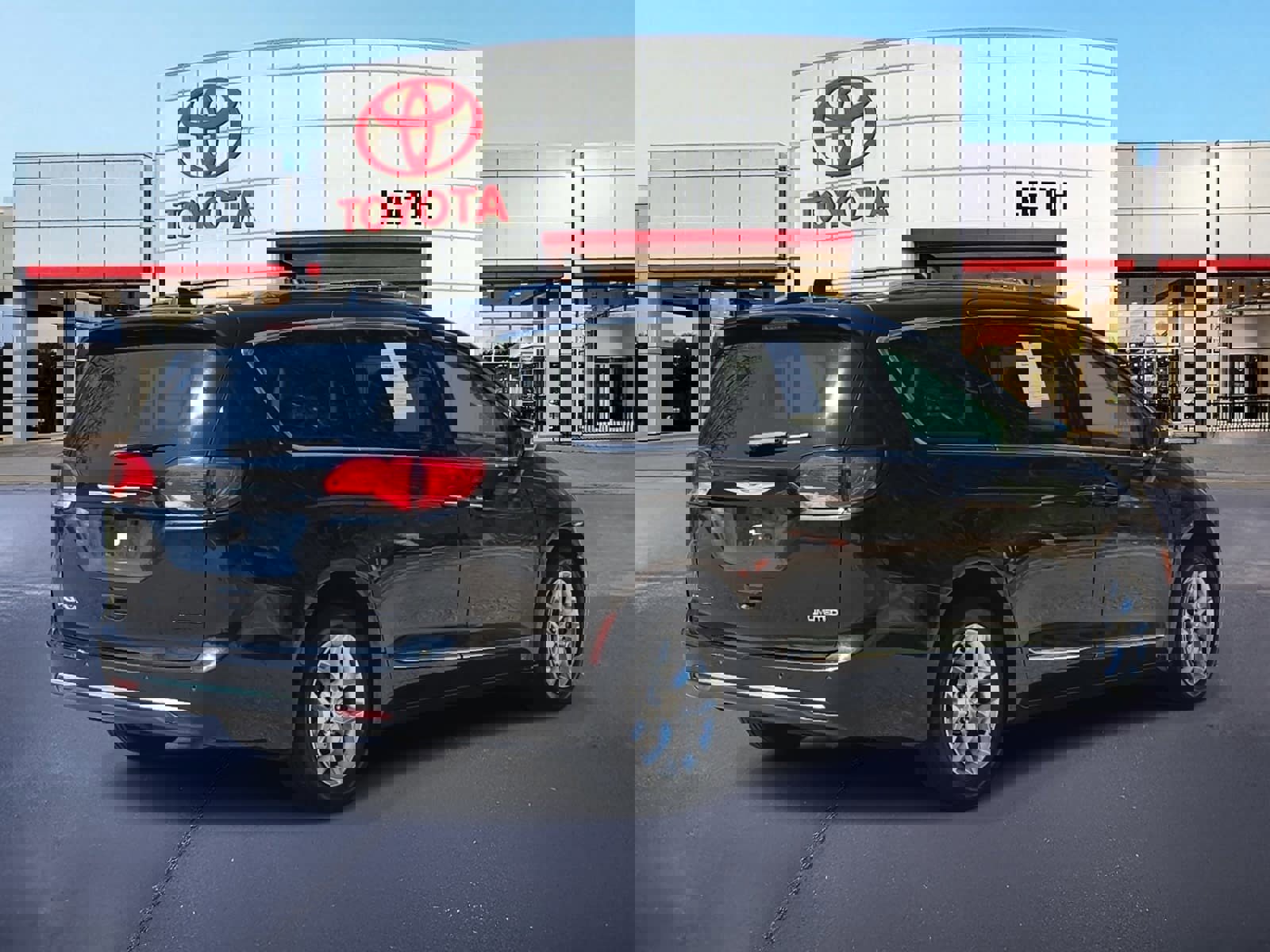 Used 2020 Chrysler Pacifica Limited image 5