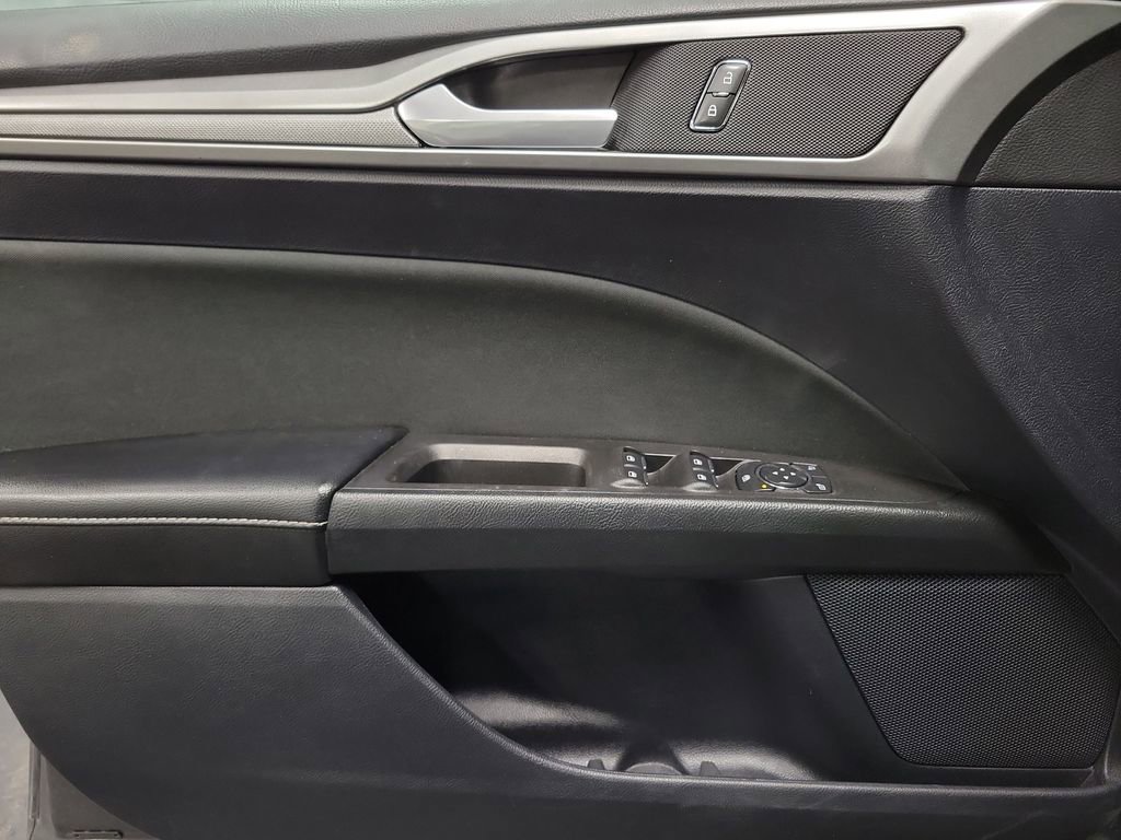 Used 2020 Ford Fusion SE image 24