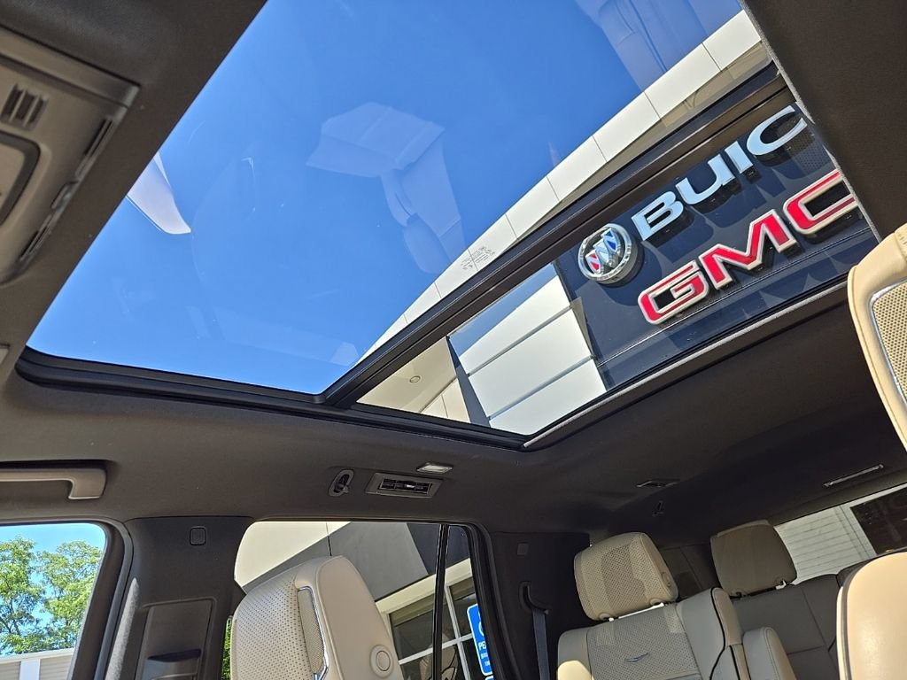 Used 2024 Cadillac Escalade Premium Luxury AWD/4WD image 47