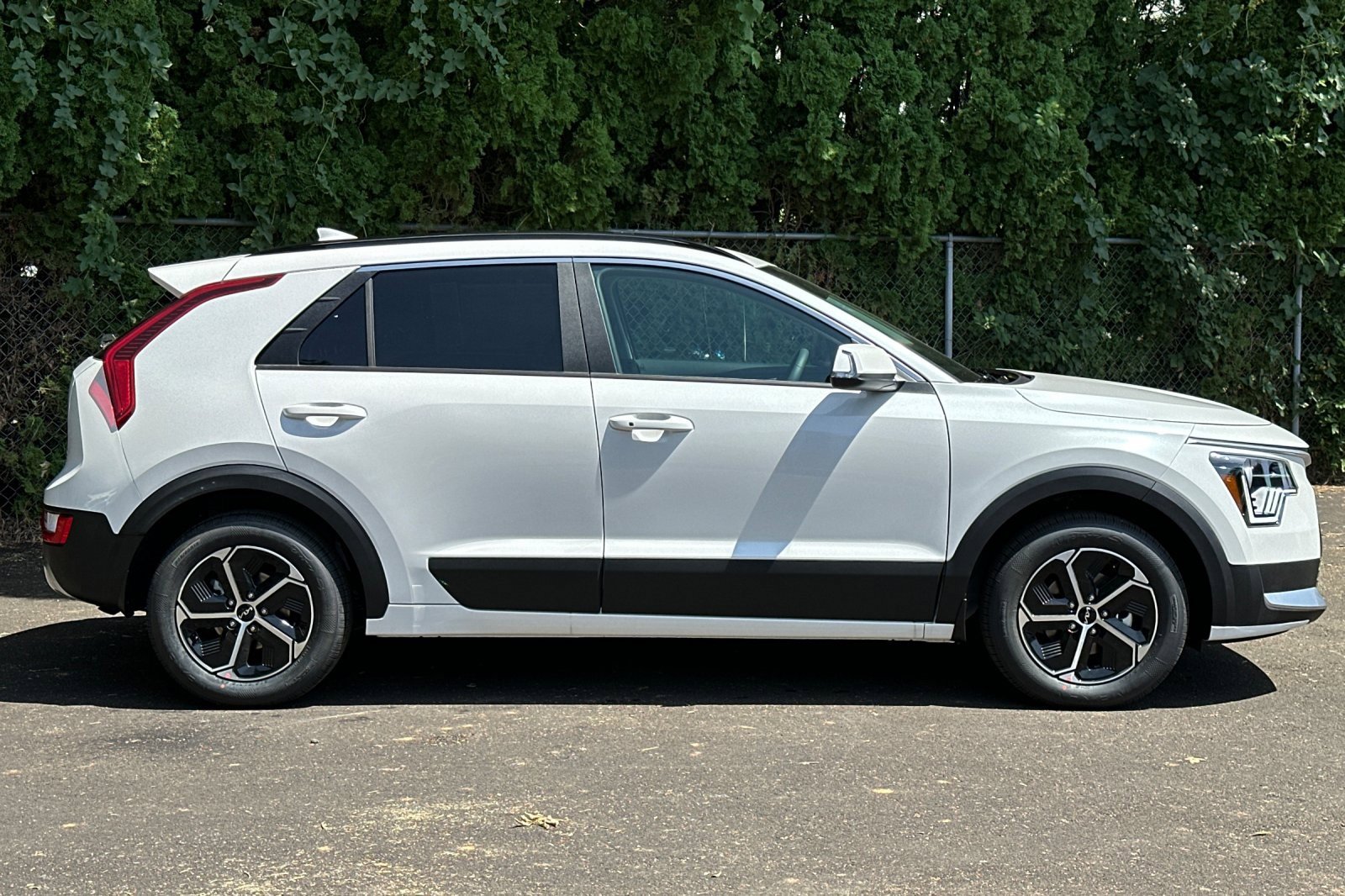 New 2025 Kia Niro EX image 2