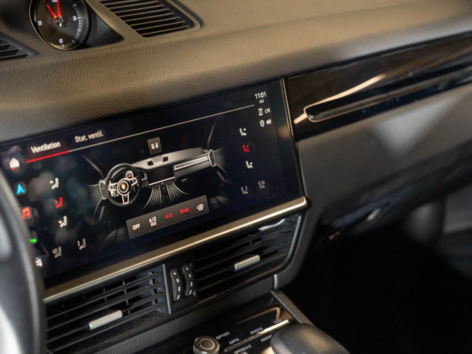 Certified 2023 Porsche Cayenne AWD/4WD image 17