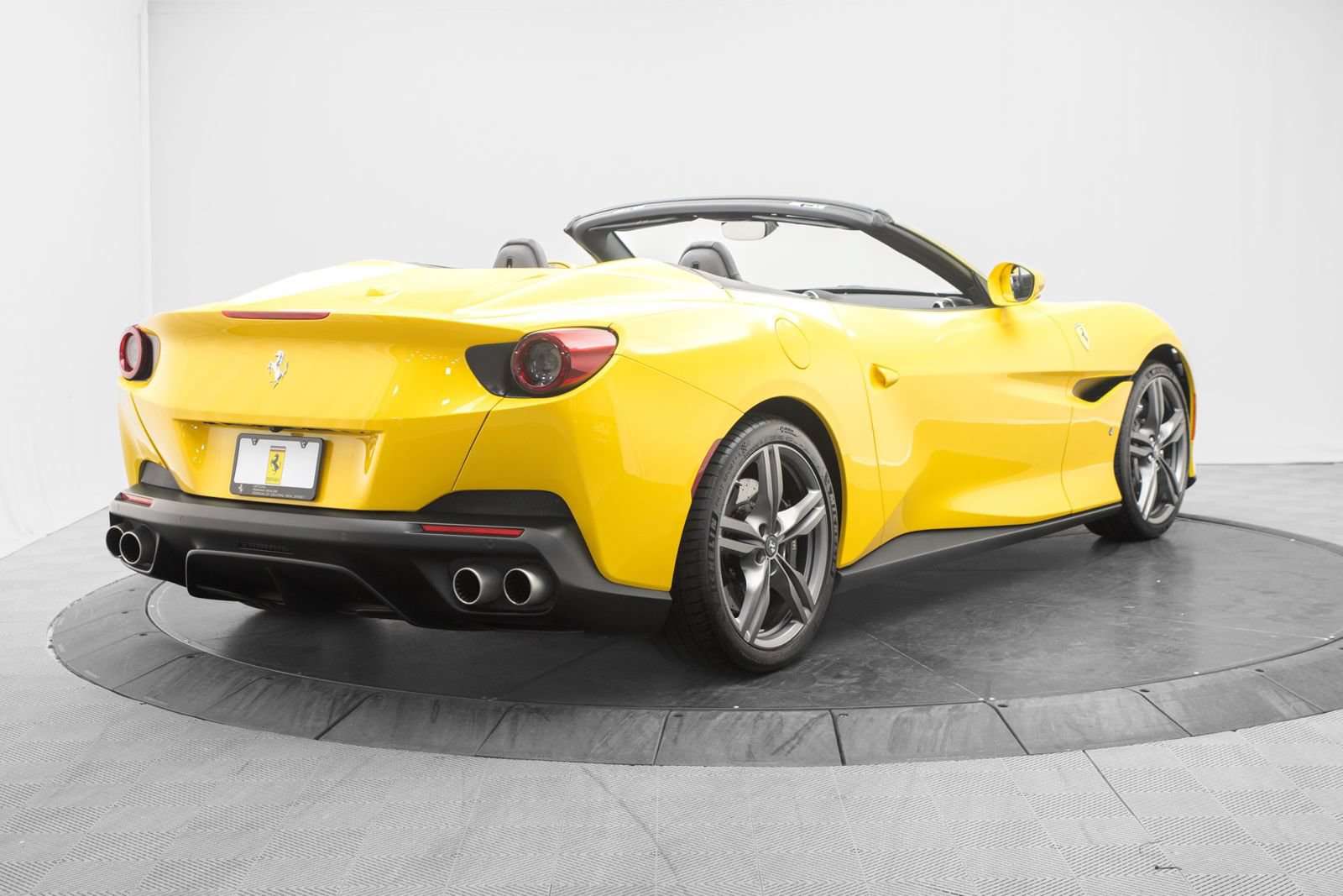 Used 2019 Ferrari Portofino RWD image 3