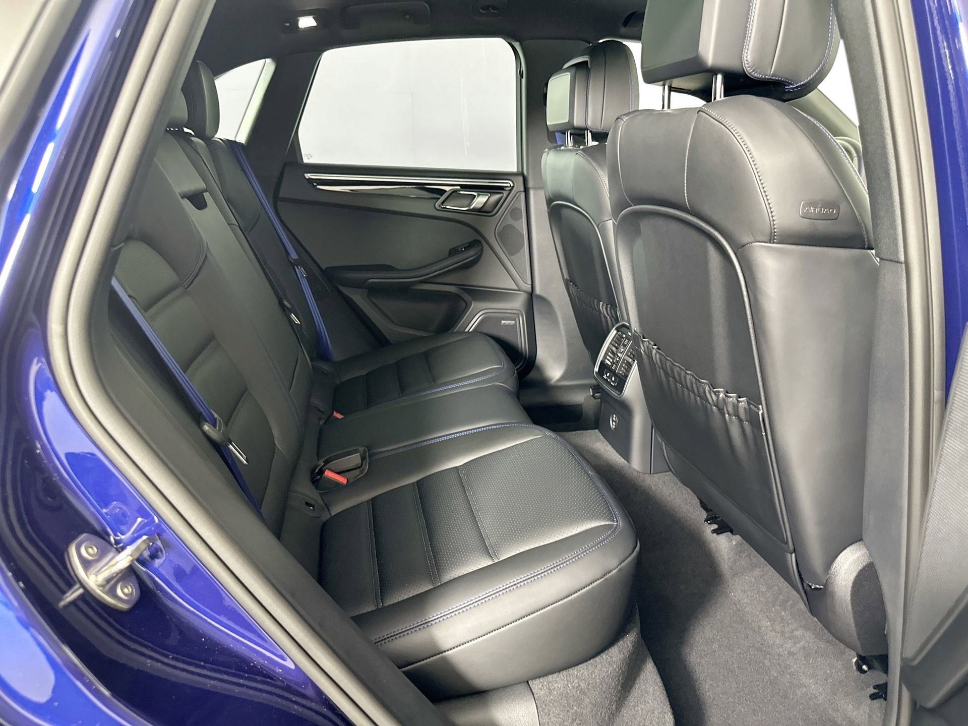 Certified 2025 Porsche Macan image 28