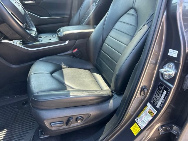 Used 2022 Toyota Highlander XLE FWD image 11