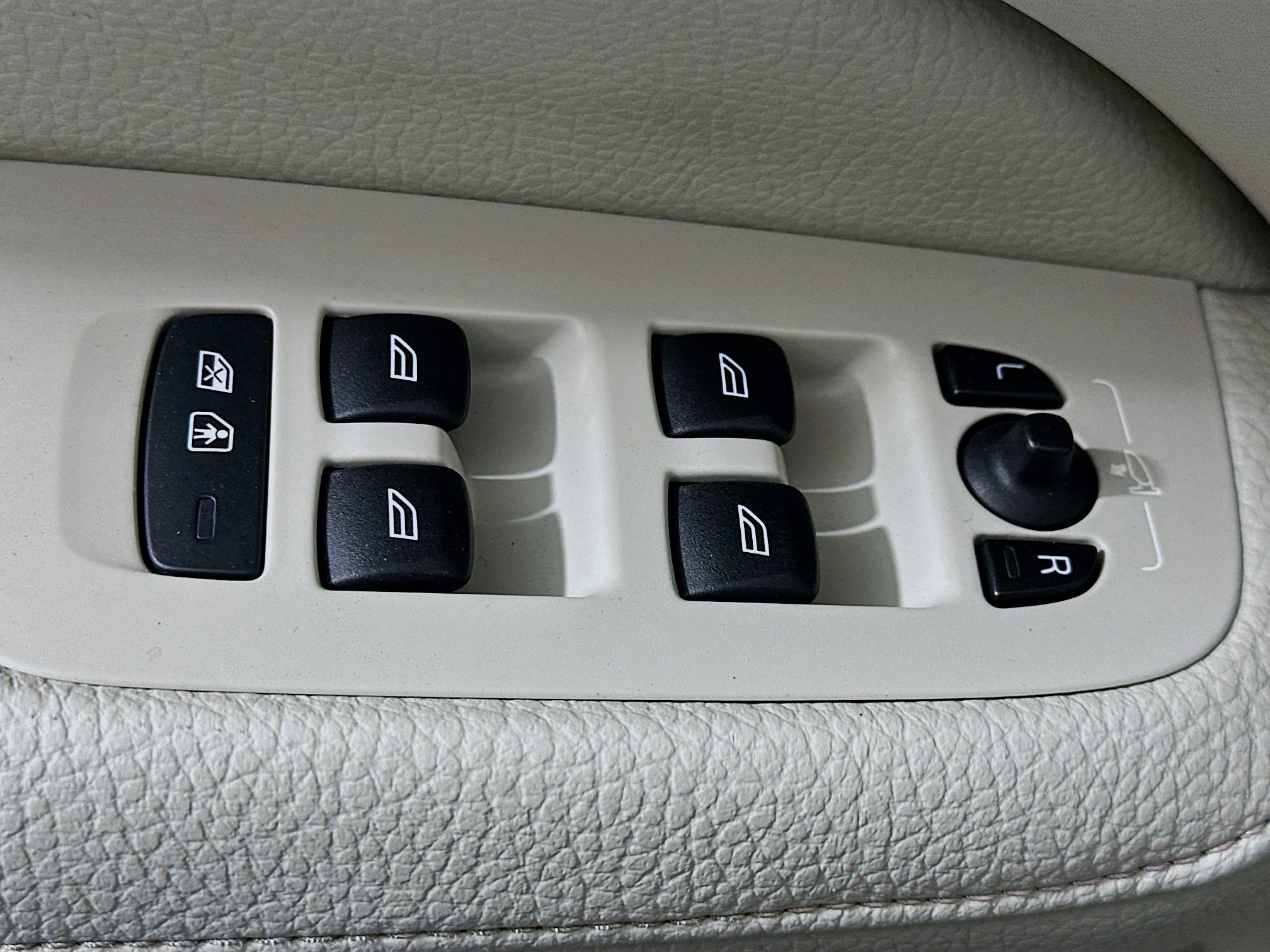 Used 2020 Volvo S60 T6 Momentum image 15