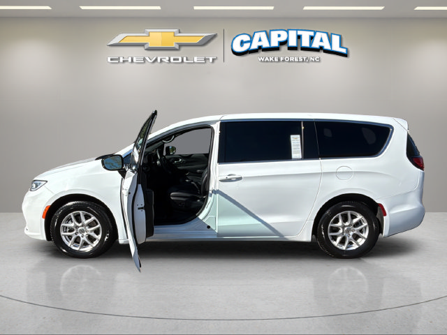 Used 2025 Chrysler Pacifica Select FWD image 9