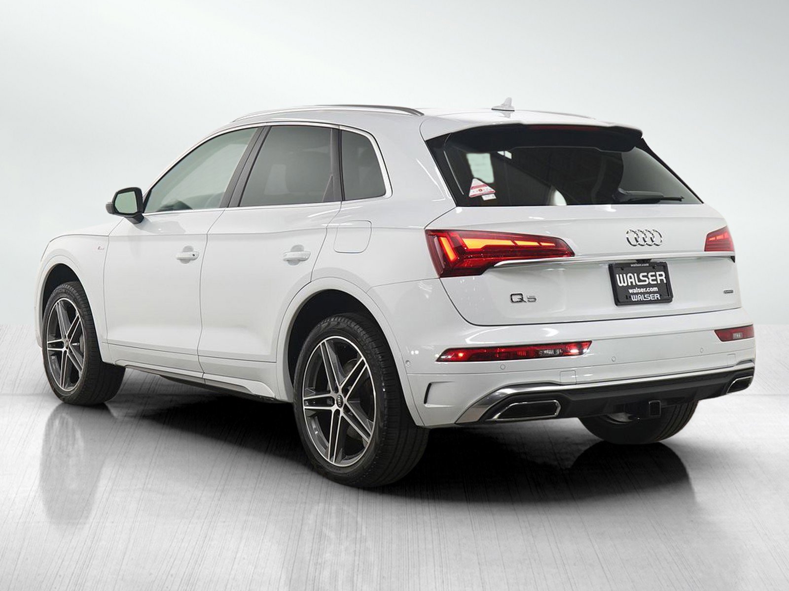 Used 2023 Audi Q5 e Prestige w/ Prestige Package image 4