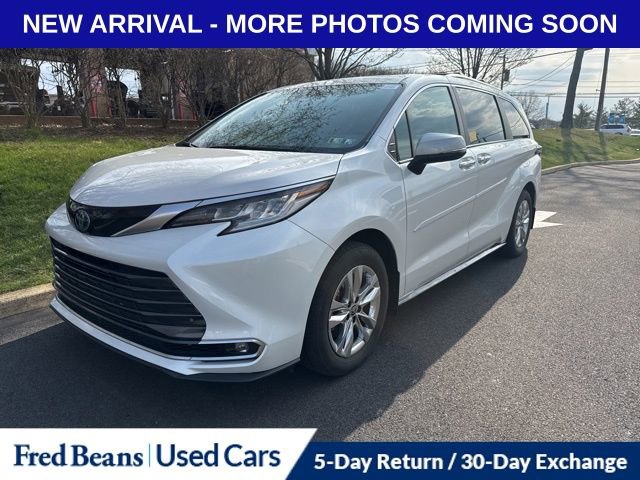 Used 2024 Toyota Sienna Limited image 3