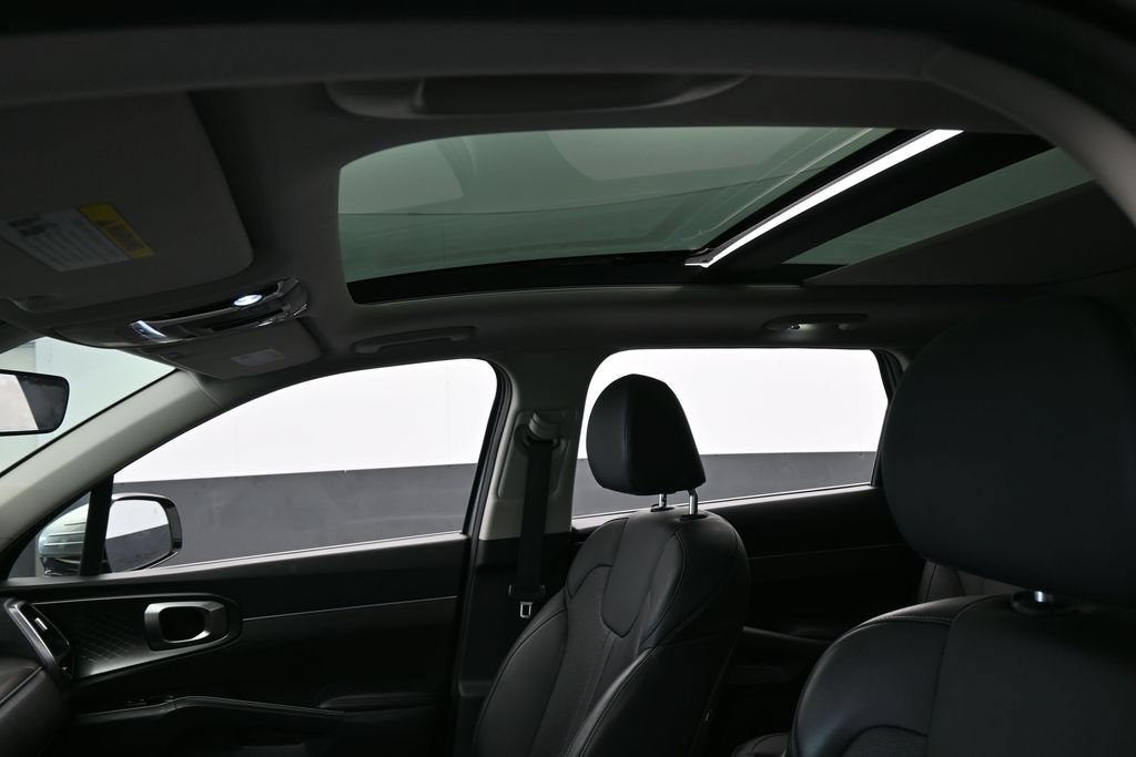 Used 2023 Kia Sorento EX w/ Panoramic Sunroof Package FWD image 11