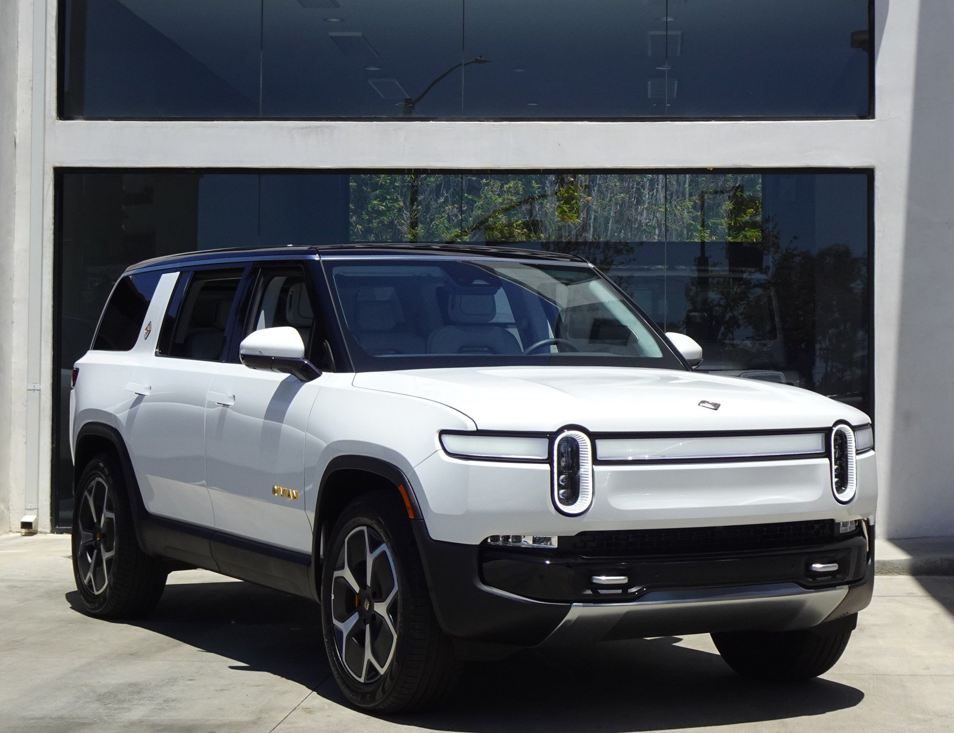 Used 2024 Rivian R1S Adventure AWD/4WD image 9