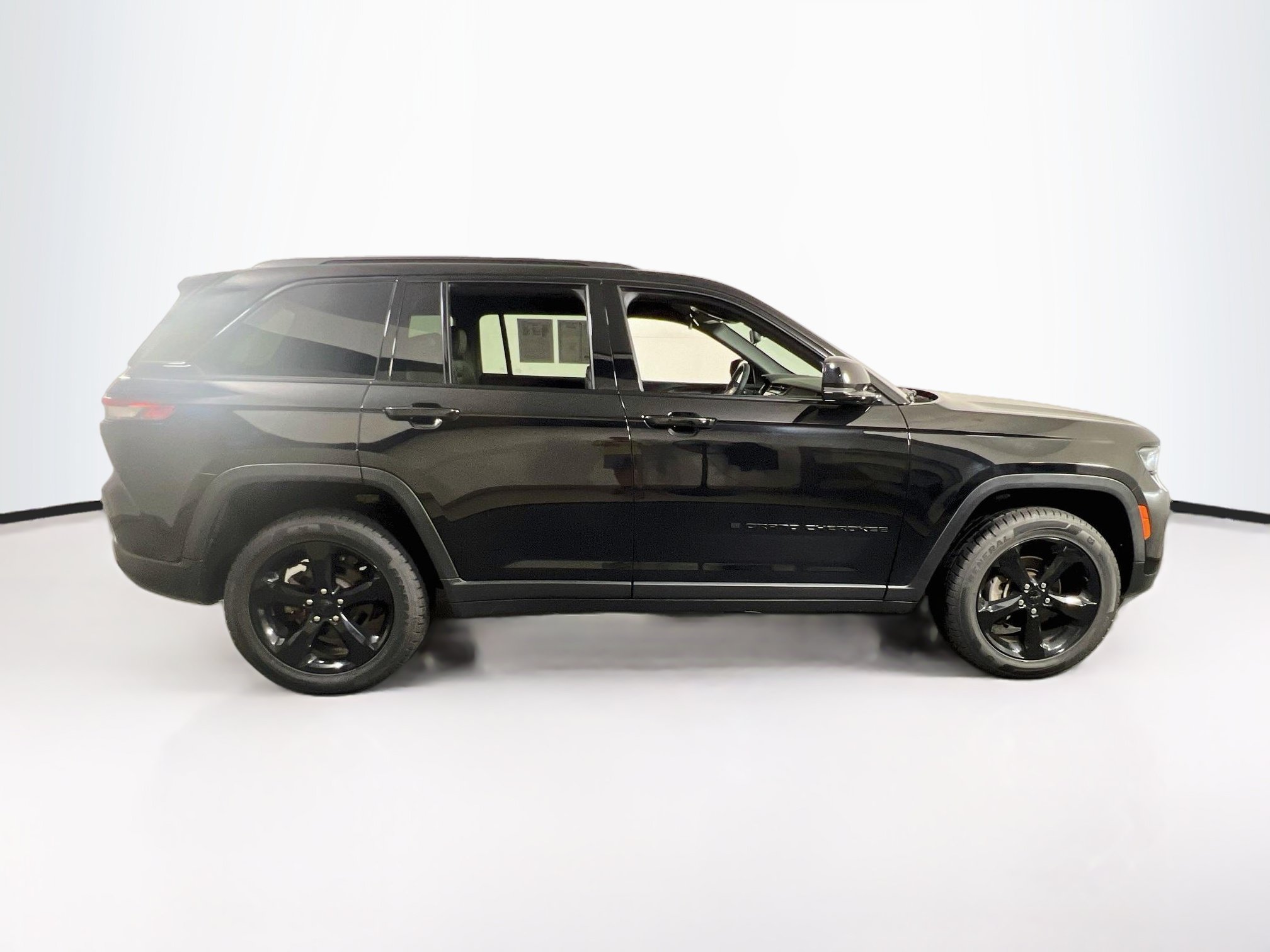 Used 2023 Jeep Grand Cherokee Altitude RWD image 4