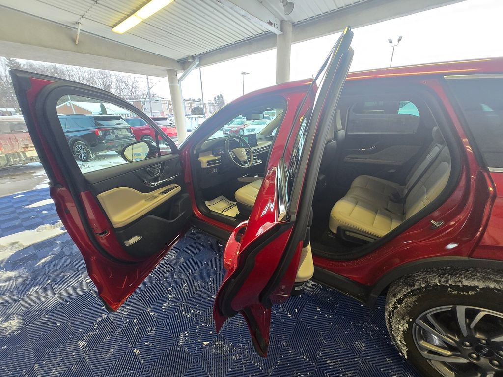 Used 2025 Lincoln Corsair AWD image 22