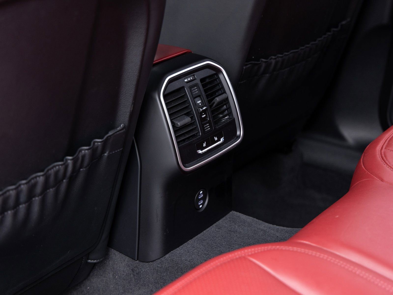 Certified 2024 Porsche Macan image 27