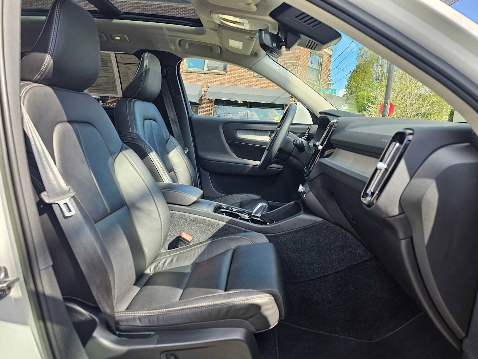 Certified 2023 Volvo XC40 B5 Plus w/ Driver Assist Package AWD/4WD image 11