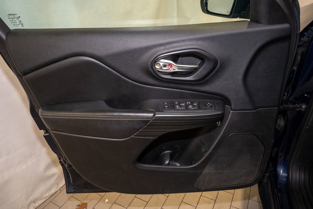 Used 2016 Jeep Cherokee Limited image 11