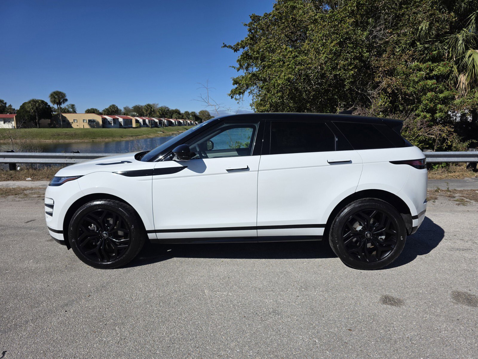 Used 2023 Land Rover Range Rover Evoque R-Dynamic S image 7