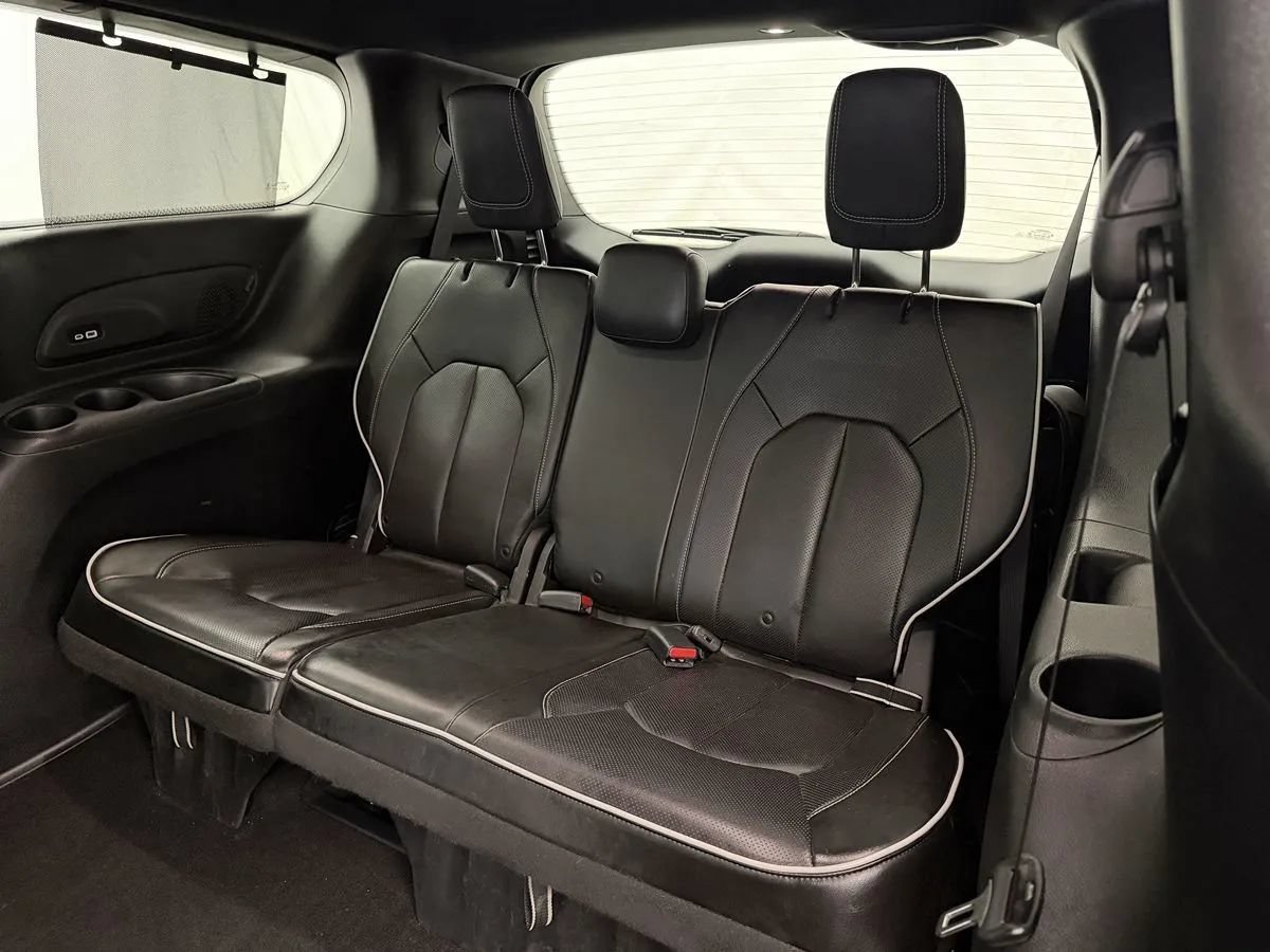 Used 2021 Chrysler Pacifica Limited w/ Uconnect Theater Family Group FWD image 32