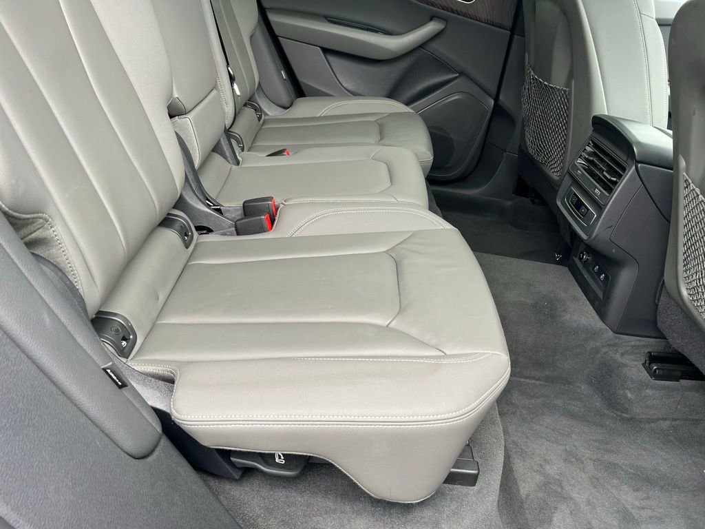 Used 2022 Audi Q8 Premium image 26
