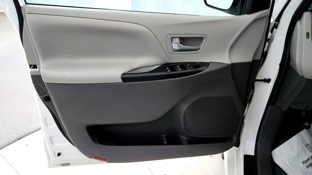 Used 2020 Toyota Sienna LE w/ LE Preferred Package FWD image 23