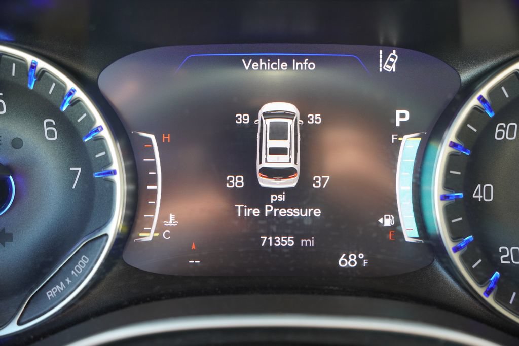 Used 2021 Chrysler Pacifica Touring-L w/ Uconnect Theater Family Group AWD/4WD image 8