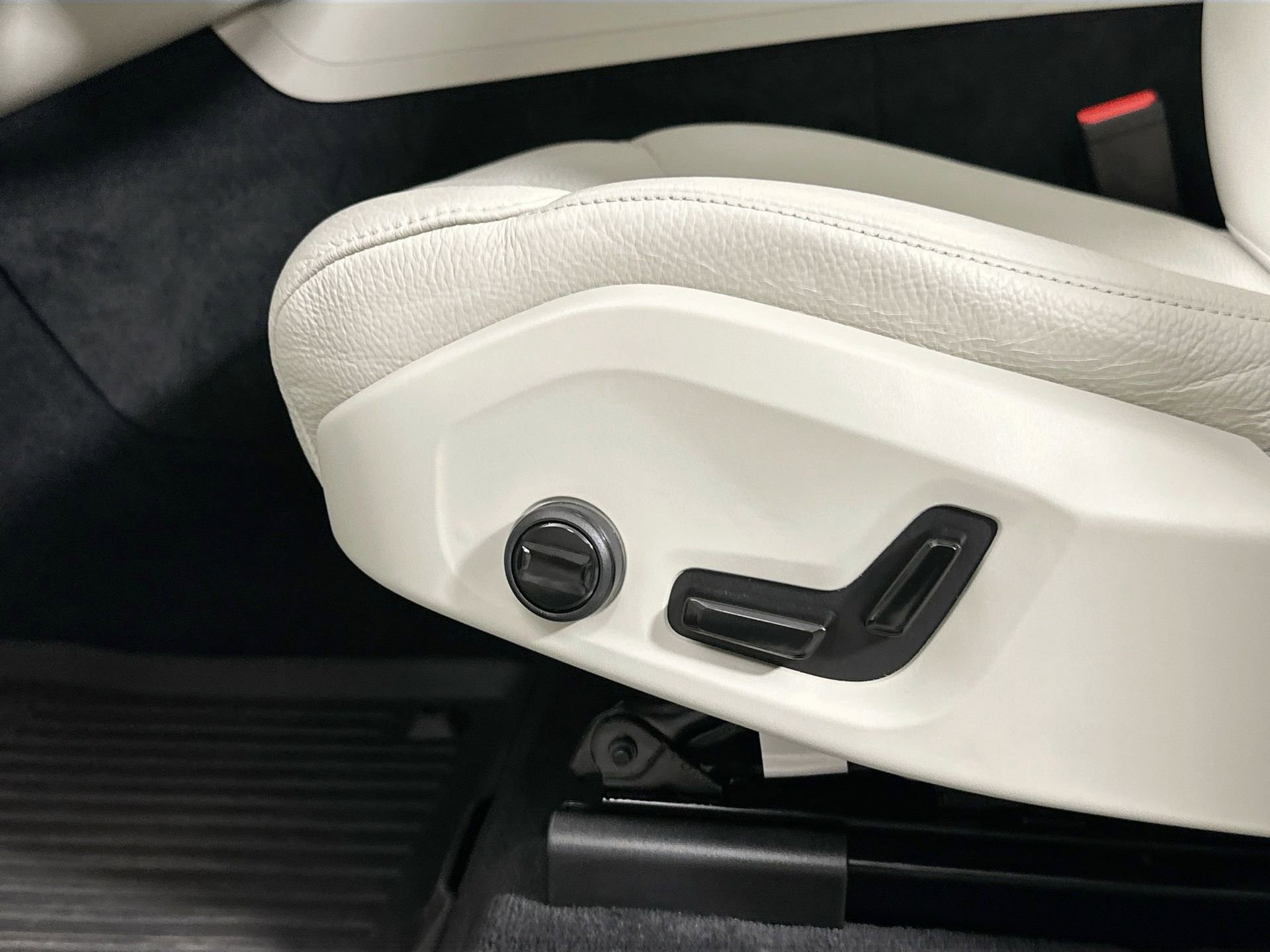 Used 2024 Volvo XC60 T8 Plus w/ Protection Package Premier image 14