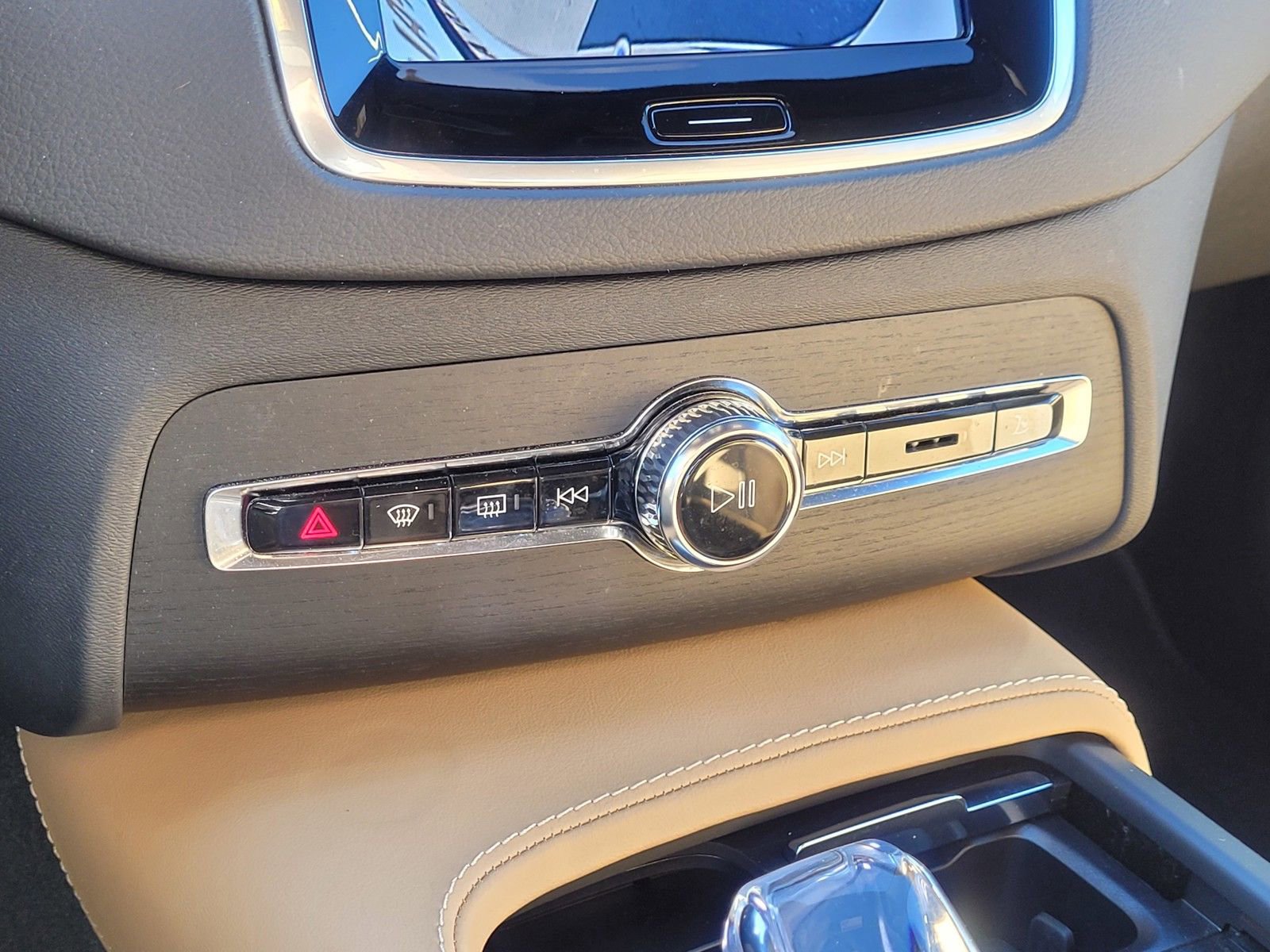 Certified 2023 Volvo XC90 B6 Ultimate w/ Lounge Package image 25