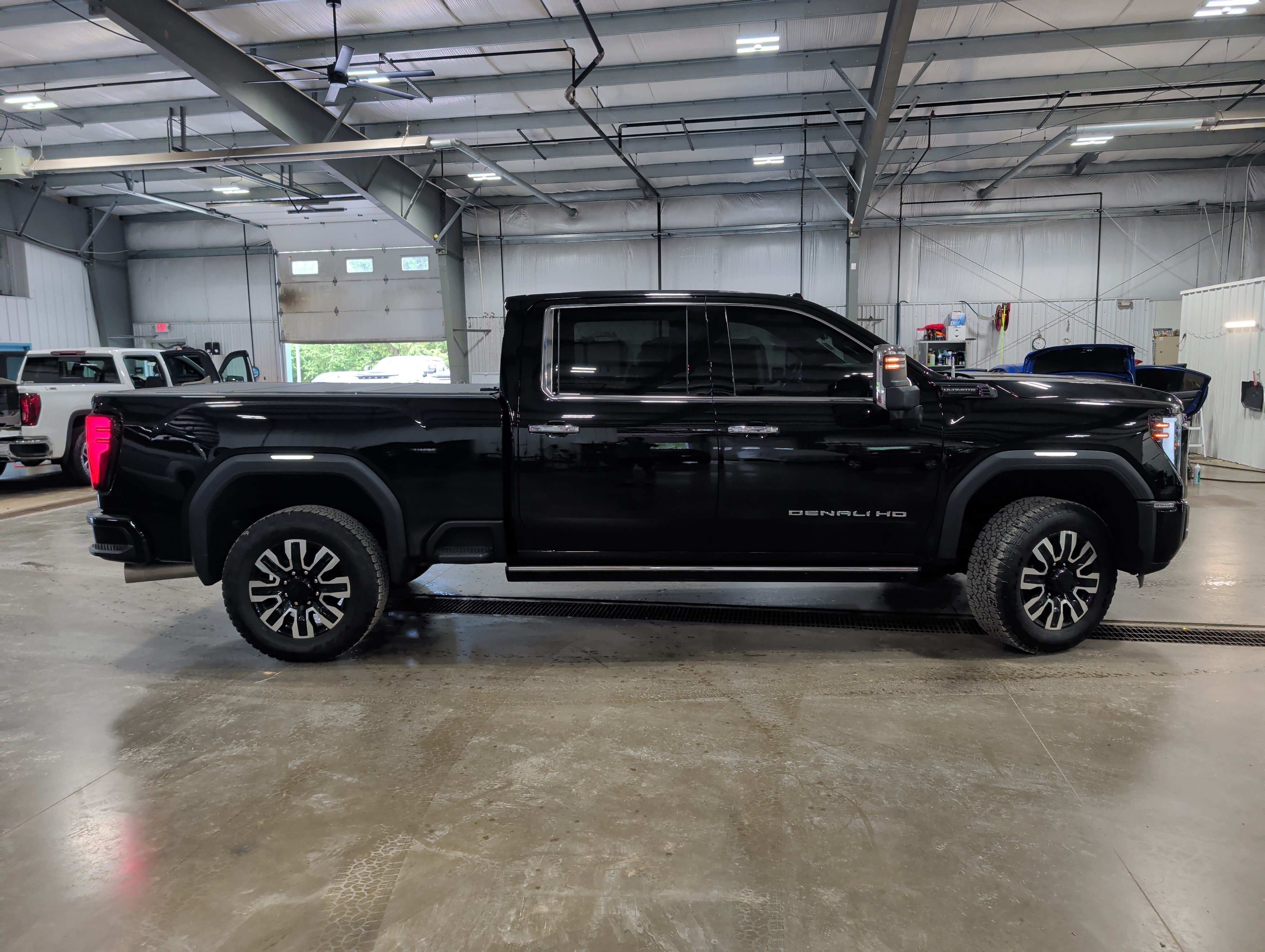 Used 2025 GMC Sierra 2500 Denali Ultimate AWD/4WD image 2