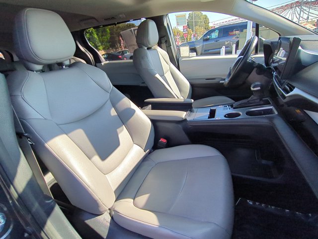 Used 2025 Toyota Sienna XLE FWD image 5