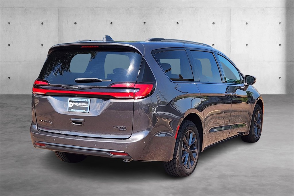 Used 2021 Chrysler Pacifica Limited w/ S Appearance Package image 3