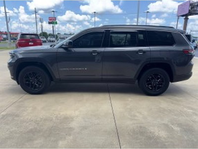 Used 2025 Jeep Grand Cherokee L Laredo AWD/4WD image 4