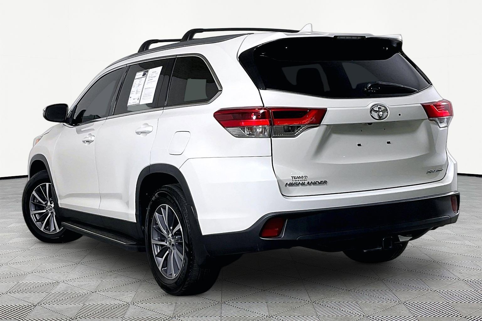 Used 2019 Toyota Highlander XLE AWD/4WD image 5